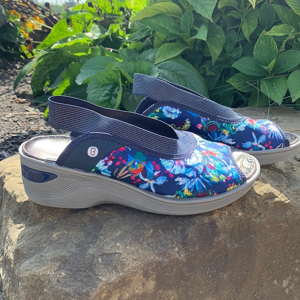 Bzees.. The most comfortable floral stretchy wedge shoes ever💕💗💕💗 size 9 Med